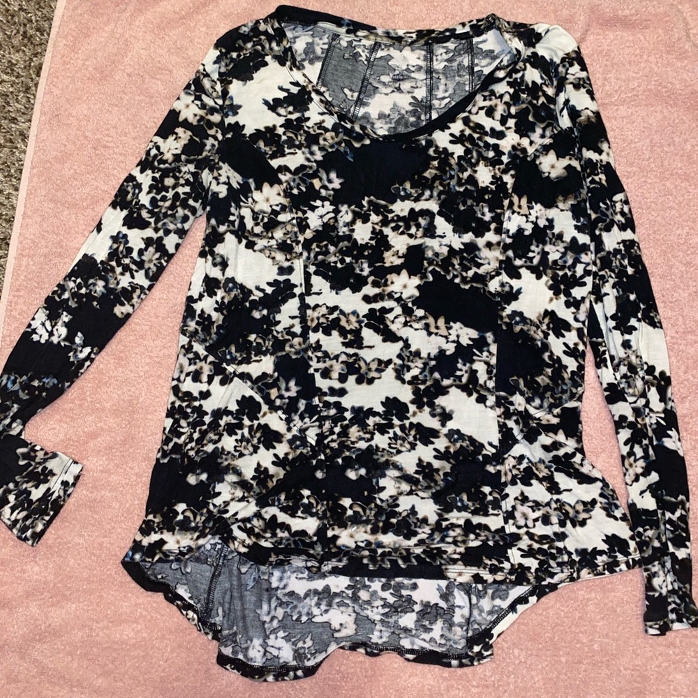 Vera Wang Abstract Hem Black and White Floral Long Sleeve Top